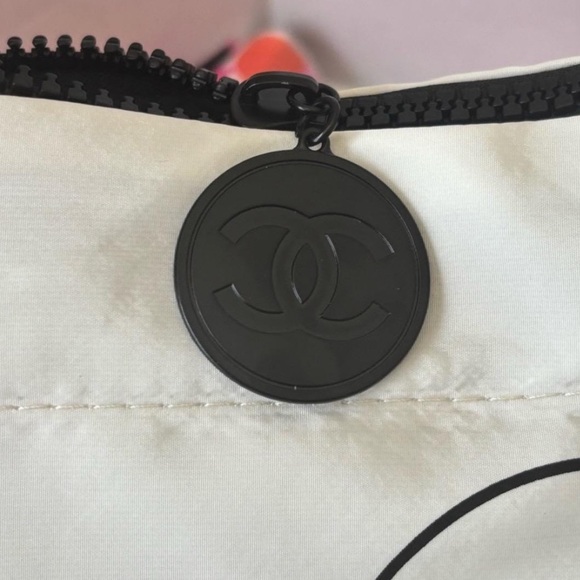 New With Tags Luxury Chanel Makeup Bag - Picture 4 of 6